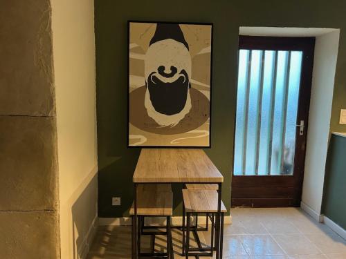 un tableau sur un mur avec deux tabourets dans une pièce dans l'établissement Love Room Au domaine Insolite, à Parnans