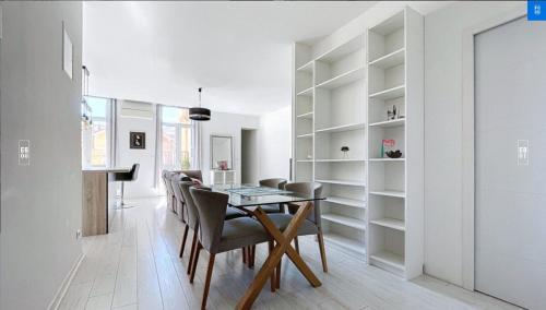 une salle à manger avec une table et des chaises dans l'établissement T3 City Centre bright, Balcony, near Train Station, à Perpignan