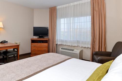 Televisyen dan/atau pusat hiburan di Candlewood Suites Turlock by IHG