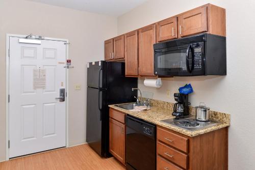 Dapur atau dapur kecil di Candlewood Suites Turlock by IHG