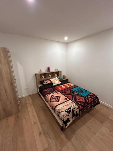 une chambre avec un lit dans le coin d'une pièce dans l'établissement Évasion cosy, proche de Paris, à Argenteuil