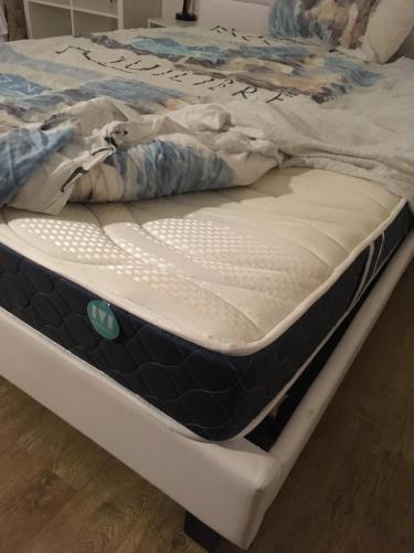 un matelas assis au-dessus d'un lit dans l'établissement Charmant appartement Centre ville, à Orléans