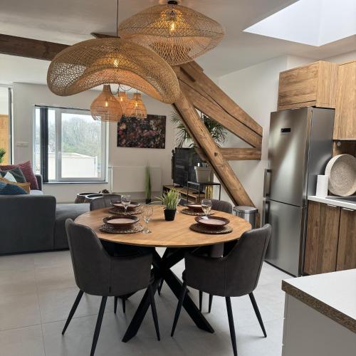 a kitchen and dining room with a table and chairs at Résidence Alissa Charleroi Airport in Charleroi