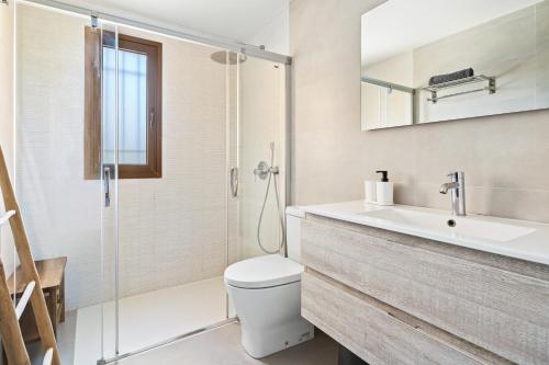 Ένα μπάνιο στο Casa Four charming Ibiza villa with sea view!