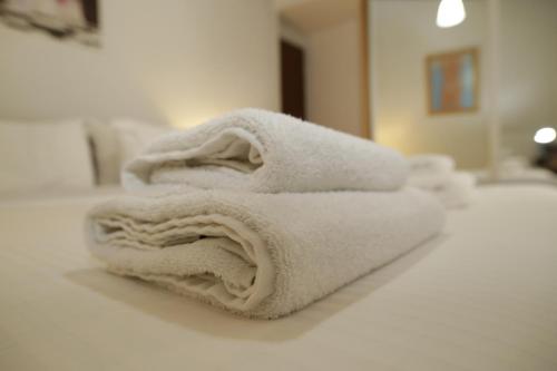 Postel nebo postele na pokoji v ubytování Aθens Dome - Apartments by Live&Travel