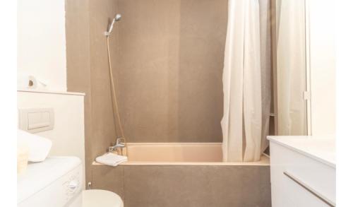 une salle de bain avec douche, baignoire et toilettes dans l'établissement Studio Nice clim wifi, à Nice