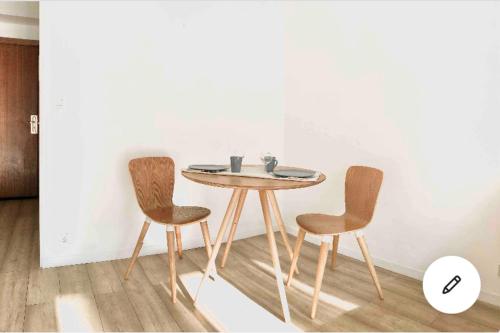 une table et deux chaises dans une pièce dans l'établissement Studio Nice clim wifi, à Nice
