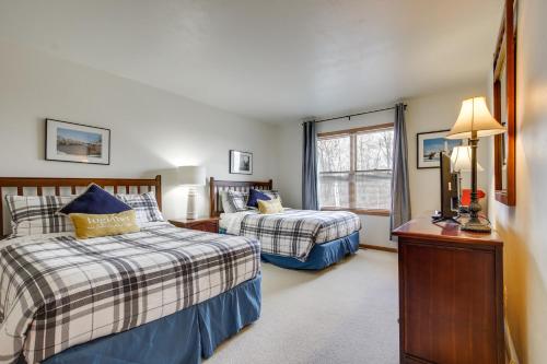 1 dormitorio con 2 camas y escritorio con espejo en Patties Other Place - Indoor Pool Access!, en Egg Harbor