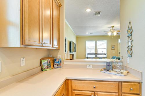 Φωτογραφία από το άλμπουμ του Half-Mi to Galveston Strand Charming Home with Yard σε Γκάλβεστον