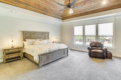 une chambre avec un lit, une chaise et des fenêtres dans l'établissement Luxe Golf Getaway in Hot Springs Village!, à Hot Springs Village
