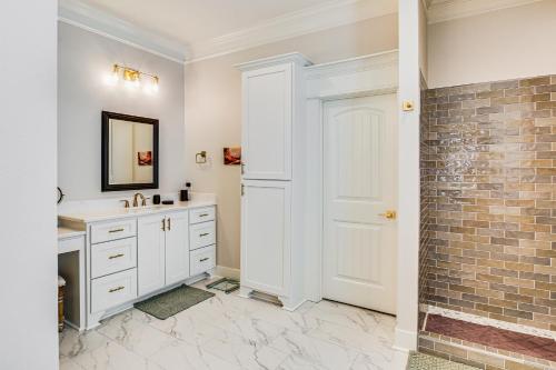une salle de bain blanche avec un lavabo et un miroir dans l'établissement Luxe Golf Getaway in Hot Springs Village!, à Hot Springs Village