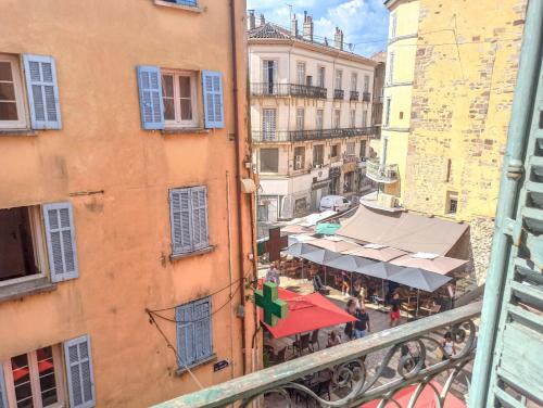 une vue aérienne d'une rue de la ville avec des bâtiments dans l'établissement Lumière dorée, à Hyères