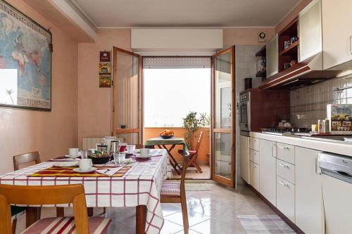 een keuken met een tafel en een tafelkleed bij B&B Mareya in Cagliari