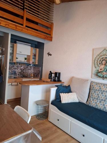 un salon avec un canapé et une cuisine dans l'établissement Maison à La Palmyre, proche commerces et plages, aux Mathes