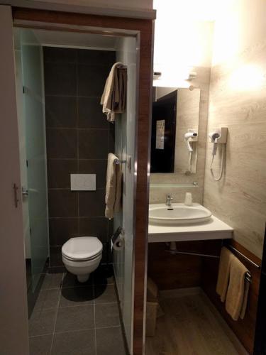 Ein Badezimmer in der Unterkunft Canalview Hotel Ter Reien