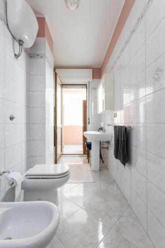 un baño con inodoro y lavabo en B&B Mareya, en Cagliari