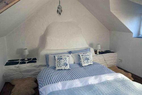Postel nebo postele na pokoji v ubytování Cosy Seaside Cottage Baltimore