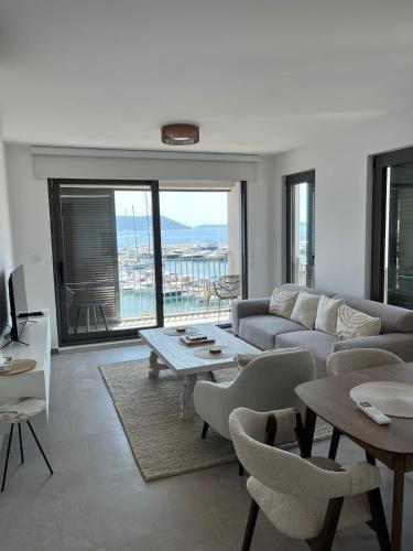 TV a/nebo společenská místnost v ubytování Beachfront apartment with sea view