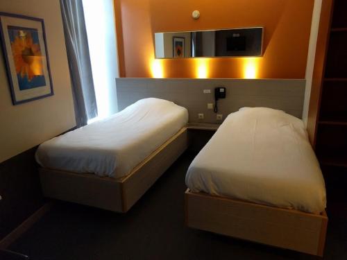 Ein Bett oder Betten in einem Zimmer der Unterkunft Canalview Hotel Ter Reien