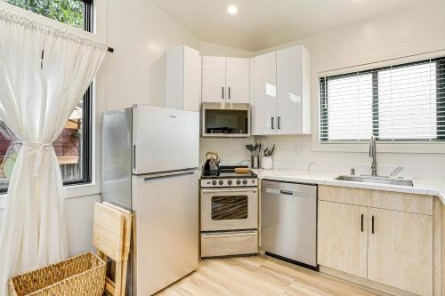 Bay Area Apt with Patio Near Parks and Hiking!にあるキッチンまたは簡易キッチン