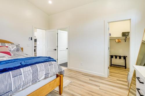 Bay Area Apt with Patio Near Parks and Hiking!にあるベッド