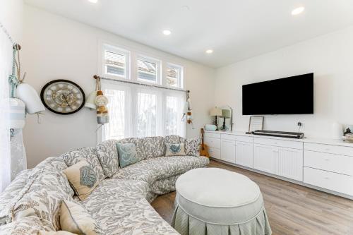 Μια τηλεόραση ή/και κέντρο ψυχαγωγίας στο Steps to Shore Spacious Bethany Beach Retreat