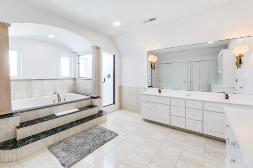 Ένα μπάνιο στο Steps to Shore Spacious Bethany Beach Retreat