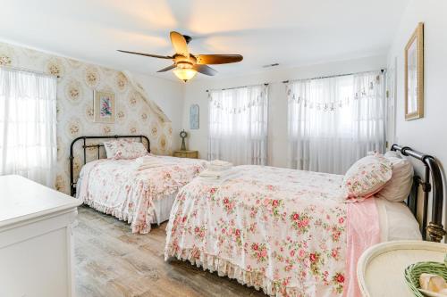Ένα ή περισσότερα κρεβάτια σε δωμάτιο στο Steps to Shore Spacious Bethany Beach Retreat