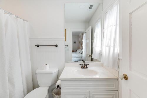 Ένα μπάνιο στο Steps to Shore Spacious Bethany Beach Retreat