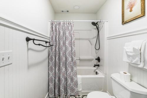 Ένα μπάνιο στο Steps to Shore Spacious Bethany Beach Retreat