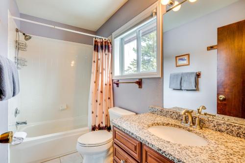 Koupelna v ubytování Home with Mtn Views in Frisco Near 3 Ski Resorts!