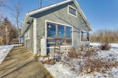 una pequeña casa en la nieve con entrada en Riverside Retreat Near Trails in Johnson Creek, en Johnson Creek