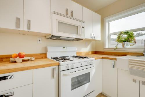 Dapur atau dapur kecil di Near Hiking Dog-Friendly Studio in Los Cerrillos
