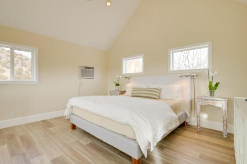 Katil atau katil-katil dalam bilik di Near Hiking Dog-Friendly Studio in Los Cerrillos