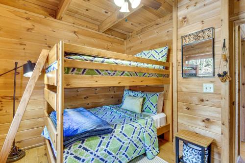 Katil atau katil-katil dalam bilik di 3 Mi to Dtwn Clayton Cabin with Trail Access!