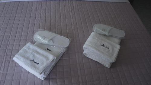 - deux serviettes blanches assises sur un lit dans l'établissement Villa Anna with Panoramic sea views, à Pyrgos