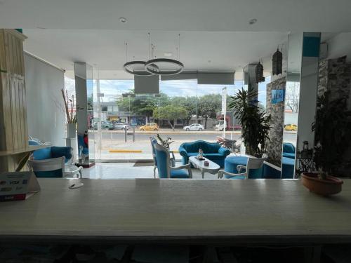 a room with chairs and a table and a living room at Mar Inn Hotel in Ríohacha