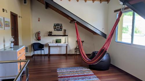 a room with a hammock in a house at Casa da Tia Luísa in Furnas