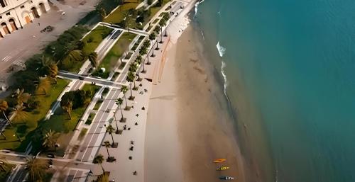 une vue aérienne d'une plage et de l'océan dans l'établissement Arechi Room, à Salerne
