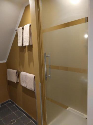 Ein Badezimmer in der Unterkunft Canalview Hotel Ter Reien