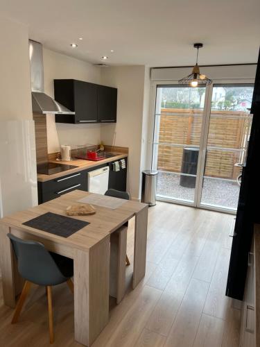 Il comprend une cuisine avec une table en bois et du parquet. dans l'établissement Casa dera Montanha, à Argelès-Gazost