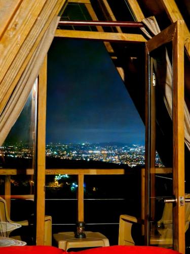 Pemandangan gunung umum atau pemandangan gunung yang diambil dari chalet