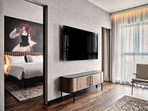 Télévision ou salle de divertissement dans l'établissement Radisson RED Hotel & Radisson RED Apartments, Kraków