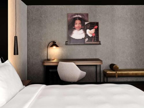 Un ou plusieurs lits dans un hébergement de l'établissement Radisson RED Hotel & Radisson RED Apartments, Kraków