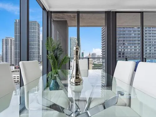 X Lounge-Contemporary Corner Residence photo 5