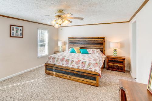 Postel nebo postele na pokoji v ubytování Fish On-Site Lake Murray Family Home