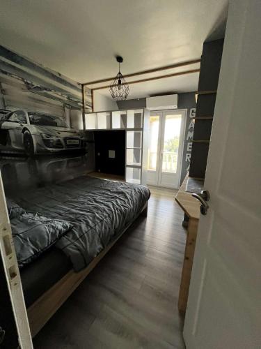 - une chambre dotée d'un lit et d'une peinture murale représentant une voiture dans l'établissement Villa contemporaine avec piscine, à Romans-sur-Isère