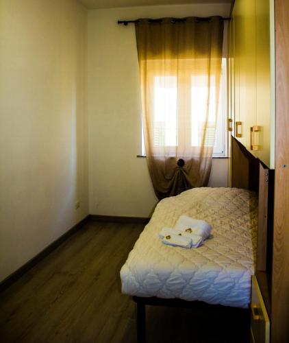 a small bedroom with a bed and a window at La casa di Belle in Castelchiodato