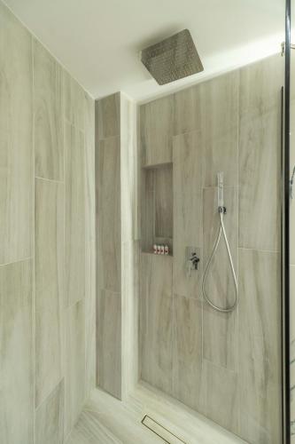 Ένα μπάνιο στο Semiso Beach Suites