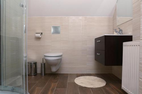 een badkamer met een toilet, een wastafel en een douche bij Hostel Grono in Zielona Góra